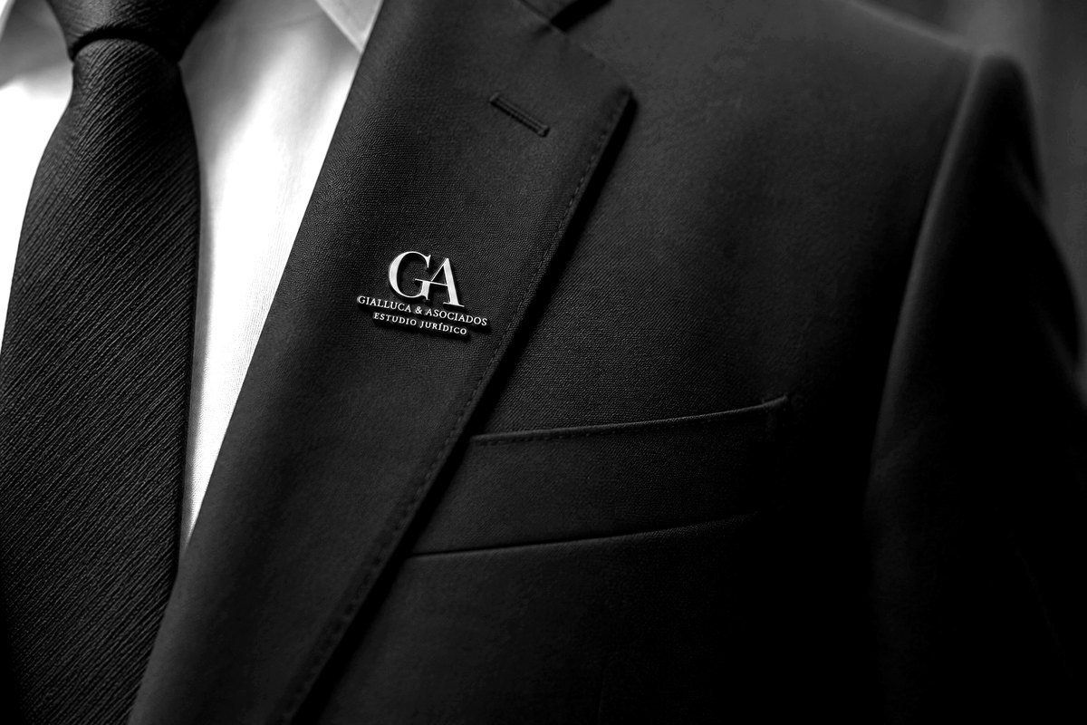 Detalle del pin con el monograma GA en la solapa de un traje