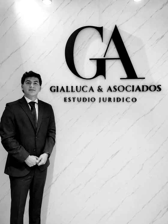 Dr. José Maurizio Gialluca en el estudio