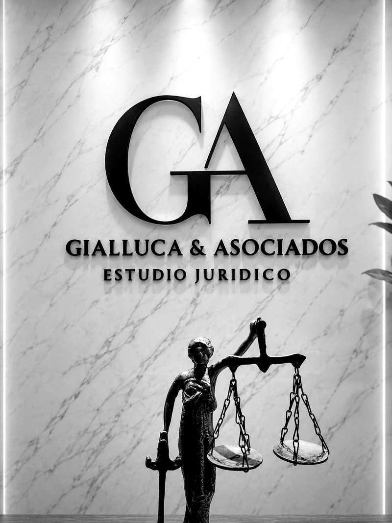 Monograma GA y estatua de la Justicia en la recepción del estudio